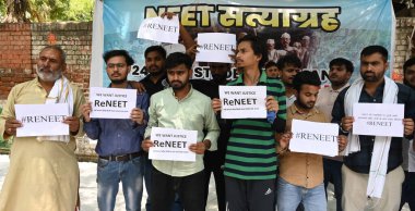 NEW DELHI INDIA 12 Haziran 2024 NEET sınav adayları ve aileleri 12 Haziran 2024 tarihinde Yeni Delhi Hindistan 'da Jantar Mantar' da Neet Re Sınavı 'nın iptali ve yönetimini protesto etmek için oturuyorlar. Fotoğraf: Sonu Mehta / Hindustan Times 