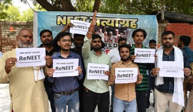 NEW DELHI INDIA 12 Haziran 2024 NEET sınav adayları ve aileleri 12 Haziran 2024 tarihinde Yeni Delhi Hindistan 'da Jantar Mantar' da Neet Re Sınavı 'nın iptali ve yönetimini protesto etmek için oturuyorlar. Fotoğraf: Sonu Mehta / Hindustan Times 