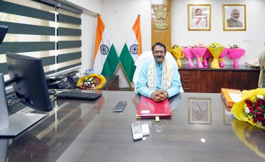 NEW DELHI INDIA 12 Haziran 2024 Karayolu Taşımacılığı Bakanı Harsh Malhotra 12 Haziran 2024 tarihinde Yeni Delhi Hindistan 'da Ulaşım Bhavan' da göreve başladı. Fotoğraf: Sanjeev Verma / Hindustan Times 