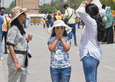 NEW DELHI INDIA HAZİRAN 12 HAZİRAN 2024 sıcak bir günde Kartavya Yolu yakınlarında 12 Haziran 2024 tarihinde Yeni Delhi Hindistan 'da. Fotoğraf: Sanjeev Verma / Hindustan Times 