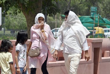 NEW DELHI INDIA HAZİRAN 12 HAZİRAN 2024 sıcak bir günde Kartavya Yolu yakınlarında 12 Haziran 2024 tarihinde Yeni Delhi Hindistan 'da. Fotoğraf: Sanjeev Verma / Hindustan Times 