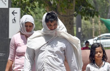 NEW DELHI INDIA HAZİRAN 12 HAZİRAN 2024 sıcak bir günde Kartavya Yolu yakınlarında 12 Haziran 2024 tarihinde Yeni Delhi Hindistan 'da. Fotoğraf: Sanjeev Verma / Hindustan Times 