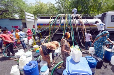 NEW DELHI INDIA HAZİRAN 12 HAZİRAN 2024 Vivekanand Kampı sakinleri 12 Haziran 2024 tarihinde Yeni Delhi Hindistan 'da Chanakyapuri' deki bir su tankerinden su dolduruyorlar. Fotoğraf: Sanjeev Verma / Hindustan Times  