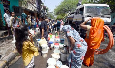 NEW DELHI INDIA HAZİRAN 12 HAZİRAN 2024 Vivekanand Kampı sakinleri 12 Haziran 2024 tarihinde Yeni Delhi Hindistan 'da Chanakyapuri' deki bir su tankerinden su dolduruyorlar. Fotoğraf: Sanjeev Verma / Hindustan Times  