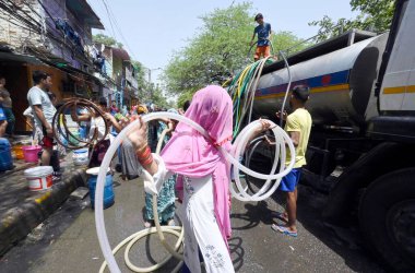 NEW DELHI INDIA HAZİRAN 12 HAZİRAN 2024 Vivekanand Kampı sakinleri 12 Haziran 2024 tarihinde Yeni Delhi Hindistan 'da Chanakyapuri' deki bir su tankerinden su dolduruyorlar. Fotoğraf: Sanjeev Verma / Hindustan Times  