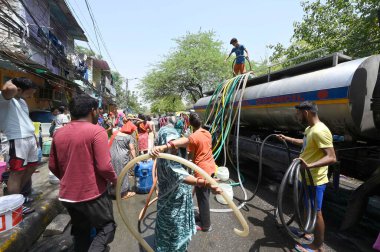 NEW DELHI INDIA HAZİRAN 12 HAZİRAN 2024 Vivekanand Kampı sakinleri 12 Haziran 2024 tarihinde Yeni Delhi Hindistan 'da Chanakyapuri' deki bir su tankerinden su dolduruyorlar. Fotoğraf: Sanjeev Verma / Hindustan Times  