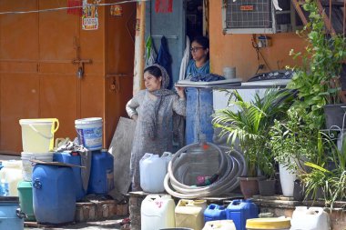 NEW DELHI INDIA HAZİRAN 12 HAZİRAN 2024 Vivekanand Kampı sakinleri 12 Haziran 2024 tarihinde Yeni Delhi Hindistan 'da Chanakyapuri' deki bir su tankerinden su dolduruyorlar. Fotoğraf: Sanjeev Verma / Hindustan Times  