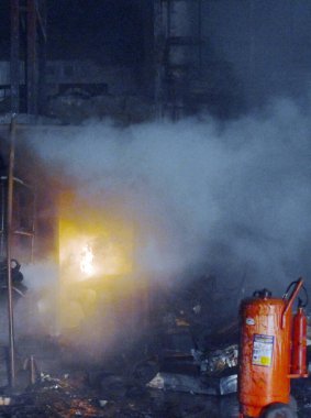 NOIDA INDIA 12 Haziran 2024 itfaiye personeli Noida Hindistan 'da 12 Haziran 2024 tarihinde 37. bölgedeki benzin pompasının yanındaki dükkandaki yangını söndürdü. İki saat aralıksız ateş püskürtüldükten sonra on kadar ihale hızla oraya gider ve alevleri söndürür.