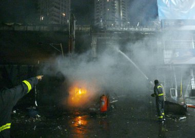 NOIDA INDIA 12 Haziran 2024 itfaiye personeli Noida Hindistan 'da 12 Haziran 2024 tarihinde 37. bölgedeki benzin pompasının yanındaki dükkandaki yangını söndürdü. İki saat aralıksız ateş püskürtüldükten sonra on kadar ihale hızla oraya gider ve alevleri söndürür.