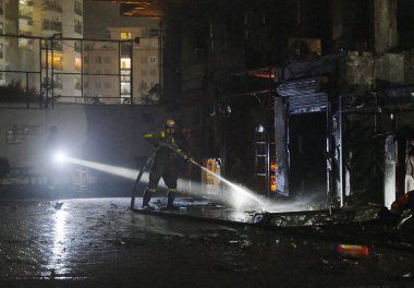 NOIDA INDIA 12 Haziran 2024 itfaiye personeli Noida Hindistan 'da 12 Haziran 2024 tarihinde 37. bölgedeki benzin pompasının yanındaki dükkandaki yangını söndürdü. İki saat aralıksız ateş püskürtüldükten sonra on kadar ihale hızla oraya gider ve alevleri söndürür.