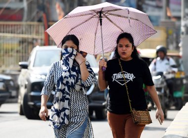 12 Haziran 2024 'te Delhi NCR' de sıcaklık yükselirken, sıcak bir yaz öğleden sonrasında 12 Haziran 2024 'te Noida Hindistan' da NOIDA INDIA 12 Haziran 2024 banliyö sakinleri sıcak hava dalgasına göğüs gerdi. Fotoğraf: Sunil Ghosh / Hindustan Times 