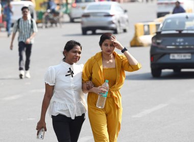 12 Haziran 2024 'te Delhi NCR' de sıcaklık yükselirken, sıcak bir yaz öğleden sonrasında 12 Haziran 2024 'te Noida Hindistan' da NOIDA INDIA 12 Haziran 2024 banliyö sakinleri sıcak hava dalgasına göğüs gerdi. Fotoğraf: Sunil Ghosh / Hindustan Times 