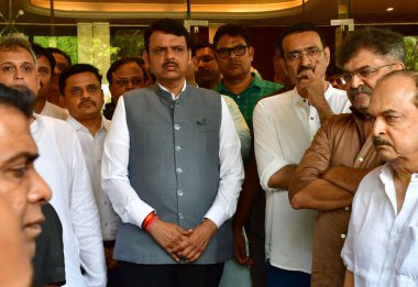 MUMBAI INDIA 12 Haziran 2024 Maharashtra Milletvekili CM Devendra Fadnavis ve eyalet BJP başkanı Chandrashekhar Bawankule 12 Haziran 2024 tarihinde Mumbai Wankhade 'de MCA Mumbai Kriket Derneği başkanı Amol Kale' ye son görevlerini yerine getirdiler. MCA