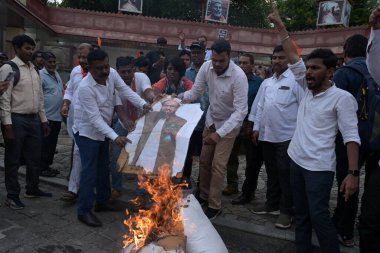 NAVI MUMBAI INDIA 12 Haziran 2024 Bajrang Dal VHP Reasi 'deki Chhatrapati Shivaji Maharaj Chowk Vashi' deki J & K terör saldırısını protesto etti. Fotoğraf: Bachchan Kumar / Hindustan Times 