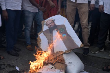 NAVI MUMBAI INDIA 12 Haziran 2024 Bajrang Dal VHP Reasi 'deki Chhatrapati Shivaji Maharaj Chowk Vashi' deki J & K terör saldırısını protesto etti. Fotoğraf: Bachchan Kumar / Hindustan Times 