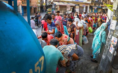 13 Haziran 2024 tarihinde Yeni Delhi 'de Mayur Vihar yakınlarındaki Chilla Köyü' nde yüksek sıcaklıkta sıcak hava dalgası sırasında Delhi Hükümeti 'nin su tankerinden su dolduran 13 Haziran 2024 tarihli NEW DELHI INDIA. Fotoğraf: Raj K Raj / Hindustan Times 