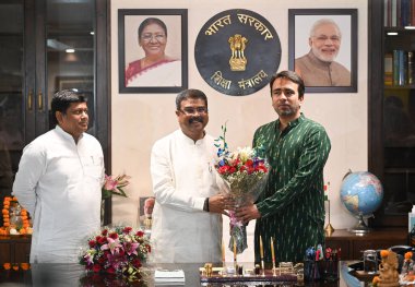 NEW DELHI INDIA 13 Haziran 2024 Dharmendra Pradhan, 13 Haziran 2024 tarihinde Yeni Delhi Hindistan 'da Shastri Bhawan' da MoS Jayant Chaudhary Sukanta Majumdar ile Eğitim Bakanı olarak görev aldı. Fotoğraf: Raj K Raj / Hindustan Times 