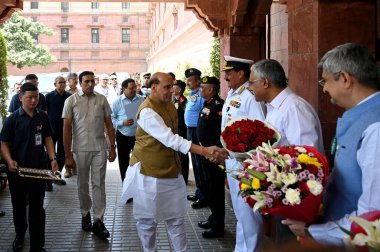 NEW DELHI INDIA 13 Haziran 2024 BJP lideri Rajnath Singh, 13 Haziran 2024 tarihinde Yeni Delhi Hindistan Savunma Bakanı olarak görev almak üzere Güney Bloktaki ofisine geldi. Fotoğraf: Salman Ali / Hindustan Times 