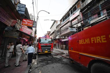 NEW DELHI INDIA 13 Haziran 2024 Perşembe günü Delhis Chandni Chowk bölgesinde büyük bir yangın patlak verdi ve 13 Haziran 2024 tarihinde Yeni Delhi Hindistan 'da crore değerinde mal ve mülklerin yağmalandığı çeşitli dükkanlara yayıldı. Yangın Eski Katra Marwa 'da başladı.