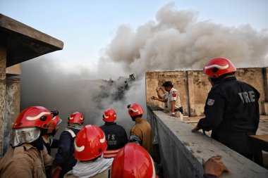 NEW DELHI INDIA 13 Haziran 2024 Perşembe günü Delhis Chandni Chowk bölgesinde büyük bir yangın patlak verdi ve 13 Haziran 2024 tarihinde Yeni Delhi Hindistan 'da crore değerinde mal ve mülklerin yağmalandığı çeşitli dükkanlara yayıldı. Yangın Eski Katra Marwa 'da başladı.