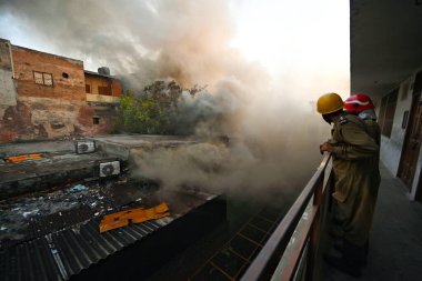 NEW DELHI INDIA 13 Haziran 2024 Perşembe günü Delhis Chandni Chowk bölgesinde büyük bir yangın patlak verdi ve 13 Haziran 2024 tarihinde Yeni Delhi Hindistan 'da crore değerinde mal ve mülklerin yağmalandığı çeşitli dükkanlara yayıldı. Yangın Eski Katra Marwa 'da başladı.