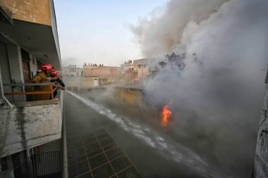 NEW DELHI INDIA 13 Haziran 2024 Perşembe günü Delhis Chandni Chowk bölgesinde büyük bir yangın patlak verdi ve 13 Haziran 2024 tarihinde Yeni Delhi Hindistan 'da crore değerinde mal ve mülklerin yağmalandığı çeşitli dükkanlara yayıldı. Yangın Eski Katra Marwa 'da başladı.