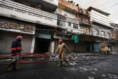 NEW DELHI INDIA 13 Haziran 2024 Perşembe günü Delhis Chandni Chowk bölgesinde büyük bir yangın patlak verdi ve 13 Haziran 2024 tarihinde Yeni Delhi Hindistan 'da crore değerinde mal ve mülklerin yağmalandığı çeşitli dükkanlara yayıldı. Yangın Eski Katra Marwa 'da başladı.