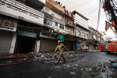 NEW DELHI INDIA 13 Haziran 2024 Perşembe günü Delhis Chandni Chowk bölgesinde büyük bir yangın patlak verdi ve 13 Haziran 2024 tarihinde Yeni Delhi Hindistan 'da crore değerinde mal ve mülklerin yağmalandığı çeşitli dükkanlara yayıldı. Yangın Eski Katra Marwa 'da başladı.