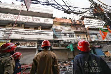 NEW DELHI INDIA 13 Haziran 2024 Perşembe günü Delhis Chandni Chowk bölgesinde büyük bir yangın patlak verdi ve 13 Haziran 2024 tarihinde Yeni Delhi Hindistan 'da crore değerinde mal ve mülklerin yağmalandığı çeşitli dükkanlara yayıldı. Yangın Eski Katra Marwa 'da başladı.