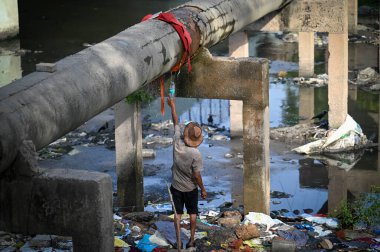 NEW DELHI INDIA 13 Haziran 2024 Delhi Jal Board 'un bir su boru hattı 13 Haziran 2024 tarihinde Yeni Delhi Hindistan' da Nizamuddin 'de yaşanan su krizleri sırasında patladı. Fotoğraf: Sanchit Khanna / Hindustan Times 