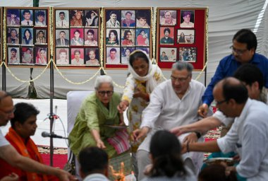 NEW DELHI INDIA 13 Haziran 2024 Uphaar Cinema Fire mağdurlarının aile üyeleri, 13 Haziran 2024 tarihinde Yeni Delhi Hindistan 'da Green Park' taki Uphaar Sineması 'nın önündeki Uphaar Memorial' da trajedinin 27. yıldönümünde ayinler düzenler. 1 Haziran 'daydı.