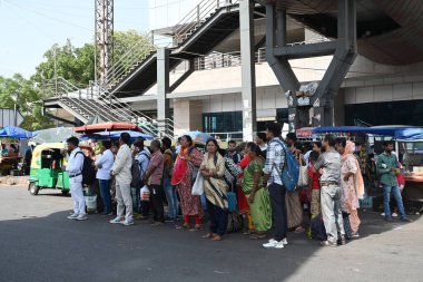 NEW DELHI INDIA 13 Haziran 2024 DTC Yolcuları 13 Haziran 2024 tarihinde Yeni Delhi Hindistan 'da, Minto Yolu yakınlarındaki Ajmeri Gate tren istasyonunda, sıcak bir yaz öğleden sonra köprü üstü gölgesi altında duruyorlar. Fotoğraf: Sonu Mehta / Hindustan Times 