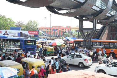 NEW DELHI INDIA 13 Haziran 2024 DTC Yolcuları 13 Haziran 2024 tarihinde Yeni Delhi Hindistan 'da, Minto Yolu yakınlarındaki Ajmeri Gate tren istasyonunda, sıcak bir yaz öğleden sonra köprü üstü gölgesi altında duruyorlar. Fotoğraf: Sonu Mehta / Hindustan Times 