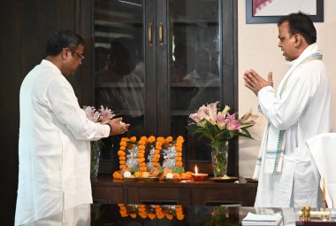 NEW DELHI INDIA 13 Haziran 2024 BJP Milletvekili Dharmendra Pradhan, 13 Haziran 2024 tarihinde Yeni Delhi Hindistan 'da Shastri Bhawan Eğitim Bakanı olarak göreve başlamadan önce namaz kılıyor. Fotoğraf: Sonu Mehta / Hindustan Times  