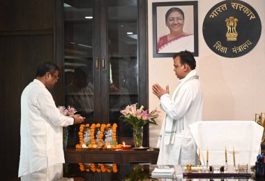 NEW DELHI INDIA 13 Haziran 2024 BJP Milletvekili Dharmendra Pradhan, 13 Haziran 2024 tarihinde Yeni Delhi Hindistan 'da Shastri Bhawan Eğitim Bakanı olarak göreve başlamadan önce namaz kılıyor. Fotoğraf: Sonu Mehta / Hindustan Times  