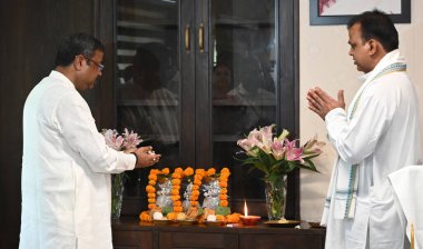 NEW DELHI INDIA 13 Haziran 2024 BJP Milletvekili Dharmendra Pradhan, 13 Haziran 2024 tarihinde Yeni Delhi Hindistan 'da Shastri Bhawan Eğitim Bakanı olarak göreve başlamadan önce namaz kılıyor. Fotoğraf: Sonu Mehta / Hindustan Times  