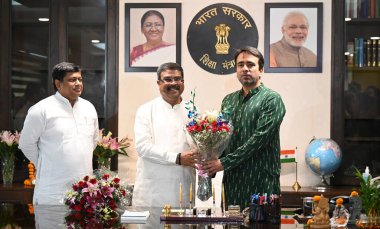 NEW DELHI INDIA 13 Haziran 2024 BJP Milletvekili Dharmendra Pradhan, 13 Haziran 2024 tarihinde Yeni Delhi Hindistan 'da Shastri Bhawan Eğitim Bakanı olarak görev aldı. Ayrıca Devlet Bakanı Jayant Chaudhary ve Sukanta Majumdar da görülüyor. Fotoğraf: Sonu Mehta / Hind