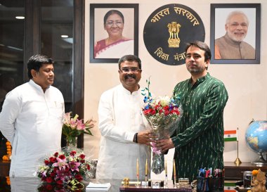 NEW DELHI INDIA 13 Haziran 2024 BJP Milletvekili Dharmendra Pradhan, 13 Haziran 2024 tarihinde Yeni Delhi Hindistan 'da Shastri Bhawan Eğitim Bakanı olarak görev aldı. Ayrıca Devlet Bakanı Jayant Chaudhary ve Sukanta Majumdar da görülüyor. Fotoğraf: Sonu Mehta / Hind