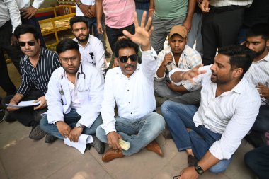 NEW DELHI INDIA 13 Haziran 2024 NSUI üyeleri doktorların 13 Haziran 2024 tarihinde Yeni Delhi Hindistan 'da Jantar Mantar' da Re Neet sınavı talebi üzerine gösteri yaptılar. Fotoğraf: Sonu Mehta / Hindustan Times  