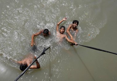 NEW DELHI INDIA 13 Haziran 2024 Sıcak bir günde Rohini Bölgesi yakınlarındaki Munak Kanalı 'nda sıcakla oynamak için suyla oynayan 13 Haziran 2024 tarihinde Yeni Delhi Hindistan' da. Fotoğraf: Sanjeev Verma / Hindustan Times 