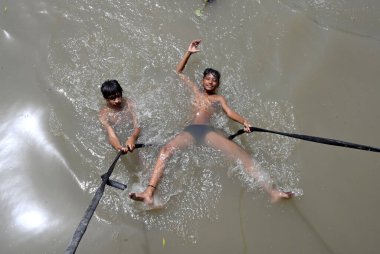 NEW DELHI INDIA 13 Haziran 2024 Sıcak bir günde Rohini Bölgesi yakınlarındaki Munak Kanalı 'nda sıcakla oynamak için suyla oynayan 13 Haziran 2024 tarihinde Yeni Delhi Hindistan' da. Fotoğraf: Sanjeev Verma / Hindustan Times 