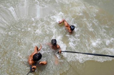 NEW DELHI INDIA 13 Haziran 2024 Sıcak bir günde Rohini Bölgesi yakınlarındaki Munak Kanalı 'nda sıcakla oynamak için suyla oynayan 13 Haziran 2024 tarihinde Yeni Delhi Hindistan' da. Fotoğraf: Sanjeev Verma / Hindustan Times 