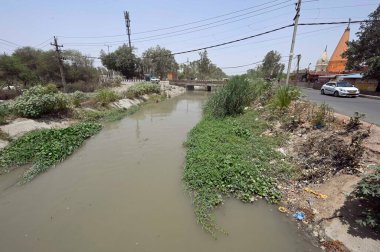 NEW DELHI INDIA 13 Haziran 2024 Munak kanalı Bawana JJ Kolonisi 'nin kötü bakımı 13 Haziran 2024 tarihinde Yeni Delhi Hindistan' da Harevali 'ye. Polis personelinin kanal boyunca konuşlandırılması, Anayasa Mahkemesi 'nin Çarşamba günü aralarında doğrudan bir bağlantı kurması sonrasında gerçekleşti.