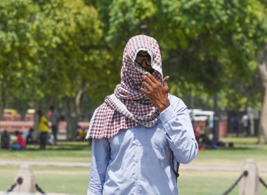 NEW DELHI INDIA 13 HAZİRAN 2024 Sıcak bir yaz öğleden sonra Kartavya Yolu 'nda 13 Haziran 2024 tarihinde Yeni Delhi Hindistan' da sıcak hava dalgasına göğüs gerdi. Fotoğraf: Vipin Kumar / Hindustan Times 