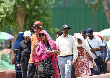 NEW DELHI INDIA 13 HAZİRAN 2024 Sıcak bir yaz öğleden sonra Kartavya Yolu 'nda 13 Haziran 2024 tarihinde Yeni Delhi Hindistan' da sıcak hava dalgasına göğüs gerdi. Fotoğraf: Vipin Kumar / Hindustan Times 