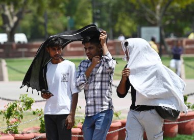 NEW DELHI INDIA 13 HAZİRAN 2024 Sıcak bir yaz öğleden sonra Kartavya Yolu 'nda 13 Haziran 2024 tarihinde Yeni Delhi Hindistan' da sıcak hava dalgasına göğüs gerdi. Fotoğraf: Vipin Kumar / Hindustan Times 