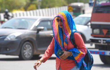 GURUGRAM INDIA 13 Haziran 2024 İnsanlar kendilerini sıcak bir yaz gününde Milenyum şehir merkezi metro istasyonu yakınlarındaki Z Chowk 'ta Gurugram Hindistan' da sıcak hava dalgalarından koruyorlar. Fotoğraf: Parveen Kumar / Hindustan Times 