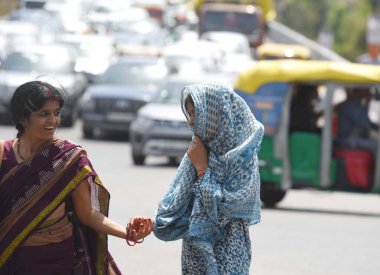 GURUGRAM INDIA 13 Haziran 2024 İnsanlar kendilerini sıcak bir yaz gününde Milenyum şehir merkezi metro istasyonu yakınlarındaki Z Chowk 'ta Gurugram Hindistan' da sıcak hava dalgalarından koruyorlar. Fotoğraf: Parveen Kumar / Hindustan Times 