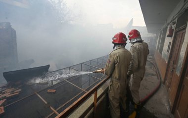 NEW DELHI: 14 Haziran 2024 - Chandni Chowk 'un eski Katra Marwadi Pazarı' nda 14 Haziran 2024 'te Yeni Delhi, Hindistan' da çıkan yangının ardından soğutma operasyonları sırasında görülen itfaiyeciler. 