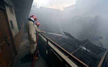 NEW DELHI: 14 Haziran 2024 - Chandni Chowk 'un eski Katra Marwadi Pazarı' nda 14 Haziran 2024 'te Yeni Delhi, Hindistan' da çıkan yangının ardından soğutma operasyonları sırasında görülen itfaiyeciler. 